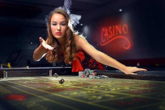 Meja baccarat kasino langsung 80361 dengan tampilan kartu dan chip yang elegan